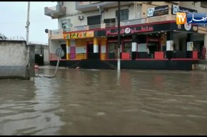 سكيكدة: السيول تغلق المدخل الغربي لحي مرج الذيب بسكيكدة