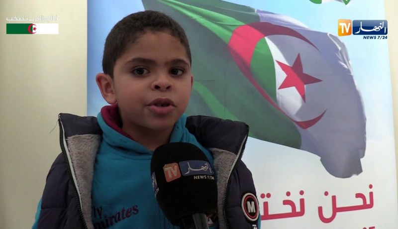 الطفل “باي” يهدي الجزائر قصيدة شعرية
