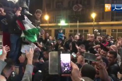 شاهد.. شاب يوزع شارات تحمل العلم الوطني على المواطنين مجانا بالعاصمة