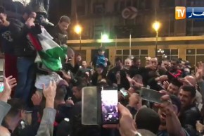 شاهد.. شاب يوزع شارات تحمل العلم الوطني على المواطنين مجانا بالعاصمة