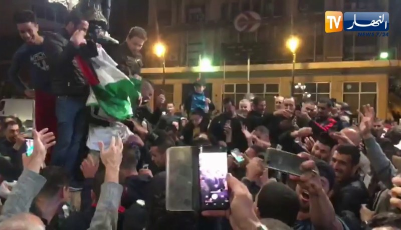 شاهد.. شاب يوزع شارات تحمل العلم الوطني على المواطنين مجانا بالعاصمة