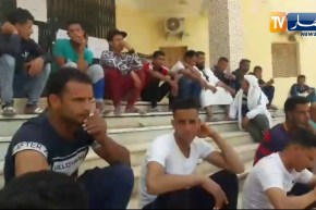 الوادي/ مواطنو بلدية الحمراية يغلقون مقر البلدية ويطالبون إنهاء المجلس