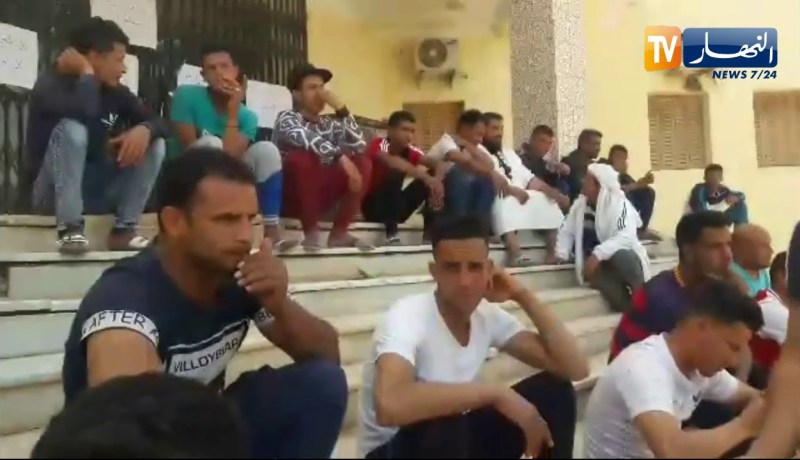 الوادي/ مواطنو بلدية الحمراية يغلقون مقر البلدية ويطالبون إنهاء المجلس