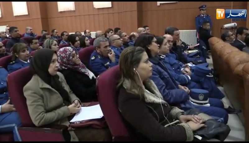 أمن سيدي بلعباس يشاهد تقرير قناة النهار الخاص بالجرائم الإلكترونية بحضور شخصيات أمنية كبيرة