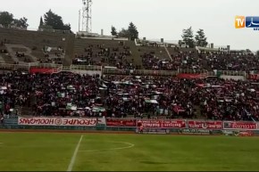 وقوف دقيقة صمت على أرواح شهداء الطائرة العسكرية ورفع الرايات الوطنية في مدرجات ملعب 19ماي 1956