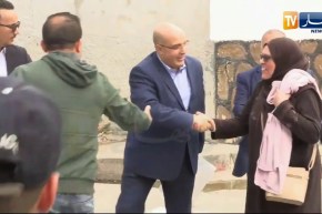 لحظة خروج الإعلامي والناشط السياسي “فضيل بومالة” من سجن الحراش..” نحن احرار وسنبقى أحرارا”