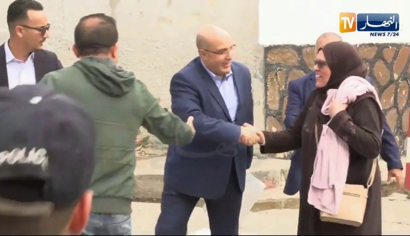 لحظة خروج الإعلامي والناشط السياسي “فضيل بومالة” من سجن الحراش..” نحن احرار وسنبقى أحرارا”