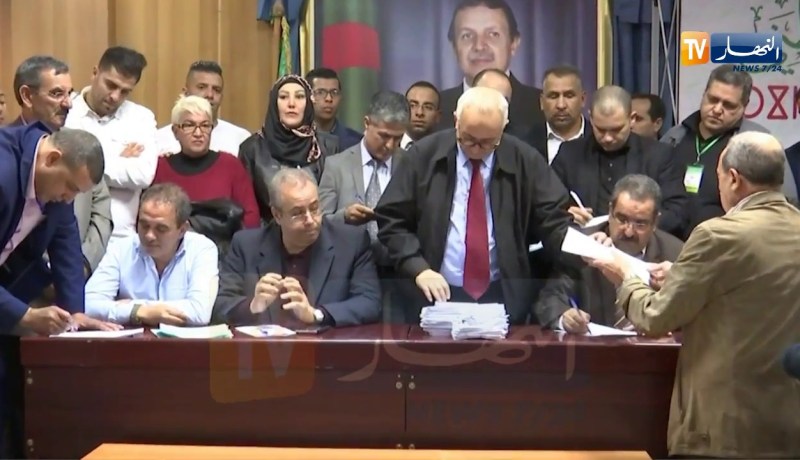 العاصمة: لحظة فرز أصوات المنتخبين لإختيار مرشح الأفلان للإنتخابات التمهيدية للسينا