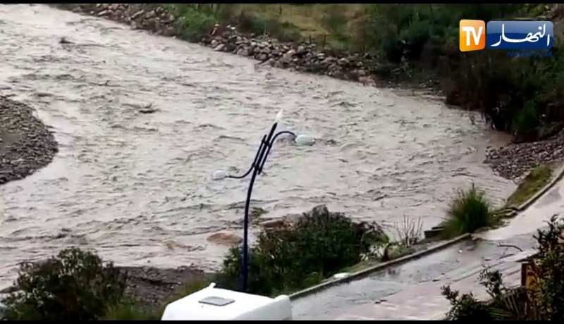 بجاية: شاهد إرتفاع منسوب مياه واد أقريون جراء تهاطل كثيف للأمطار على مناطق شرق الولاية