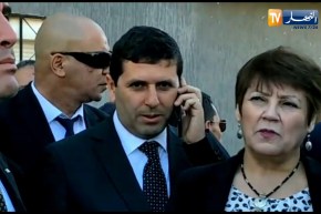 والي وهران مولود شرفي منشغل بمكالمة هاتفية خلال زيارة بن غبريت