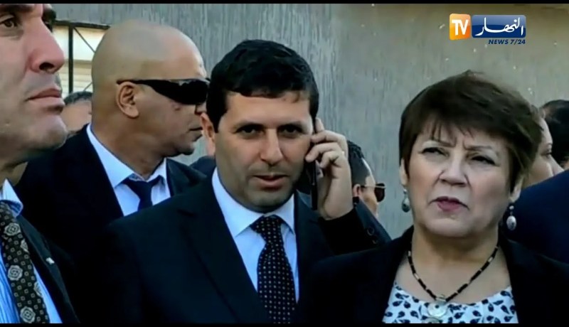 والي وهران مولود شرفي منشغل بمكالمة هاتفية خلال زيارة بن غبريت