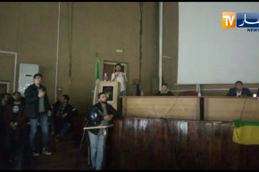 شاهد الطلبة يصنعون اجواء رائعة بعد إنقطاع التيار الكهربائي أثناء ندوة كريم طابو بجامعة مولود معمري