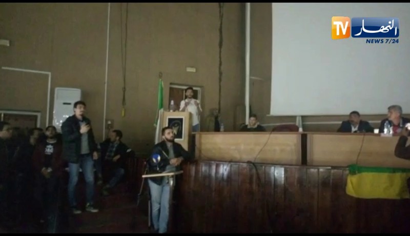 شاهد الطلبة يصنعون اجواء رائعة بعد إنقطاع التيار الكهربائي أثناء ندوة كريم طابو بجامعة مولود معمري