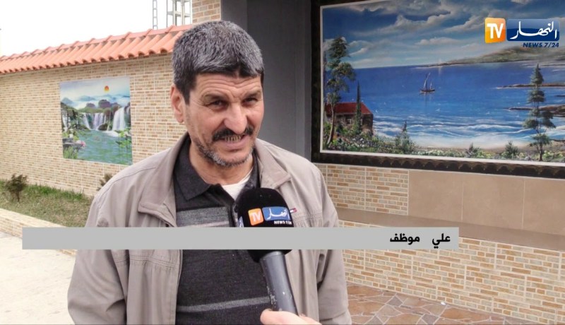 مجتمع: فاتح.. قصة متطوع يضع الأرصفة ويبني مواقف الحافلات بأمواله الخاصة