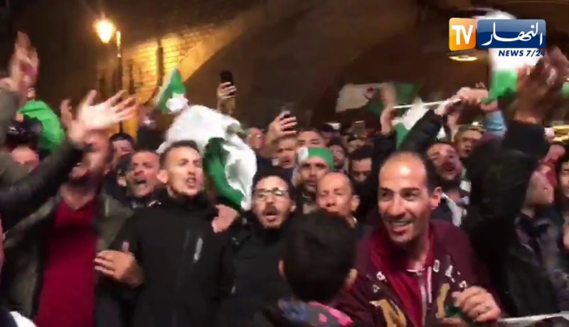 الشعب الجزائري في الشارع إحتفالا بإستقالة الرئيس بوتفليقة بشعار واحد “جيش الشعب خاوة خاوة”