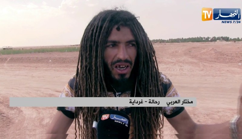غرداية: الرحالة العربي مختار.. 17 سنة لم يحلق شعره و زار 48 ولاية بدراجته النارية