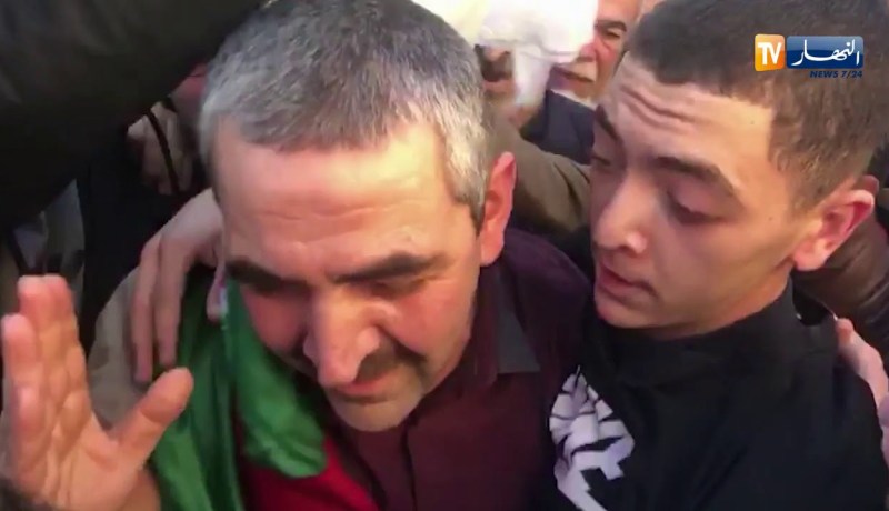 العاصمة/ لحظة خروج الناشط السياسي “سمير بلعربي” من سجن الحراش