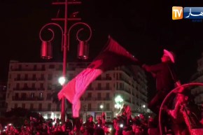 أجواء الإحتفالات في ساحة البريد المركزي عقب إستقالة الرئيس بوتفليقة