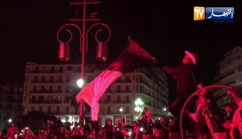 أجواء الإحتفالات في ساحة البريد المركزي عقب إستقالة الرئيس بوتفليقة