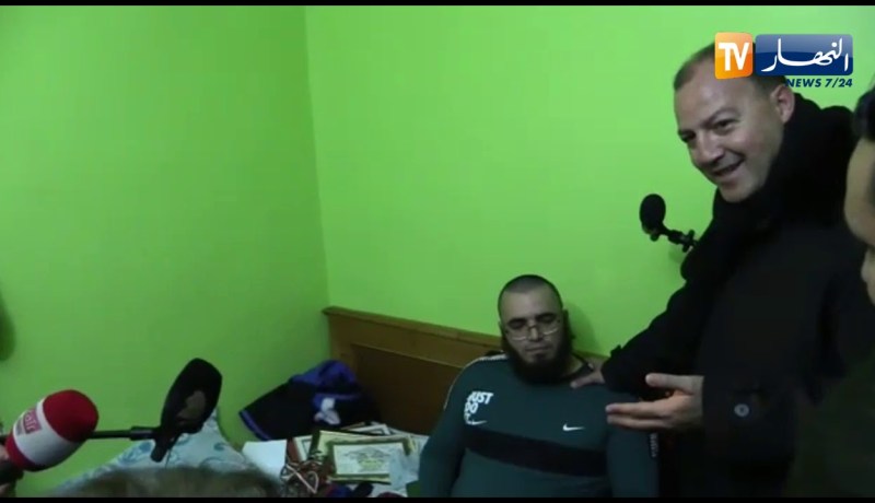 وزير الشباب والرياضة يزور رياضي في رفع الأثقال كان يراسله عبر الفايسبوك ويعده بالتكفل بحالته