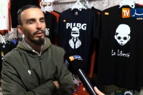 الكتابة على الملابس..ثقافة جديدة تستهوي الشباب