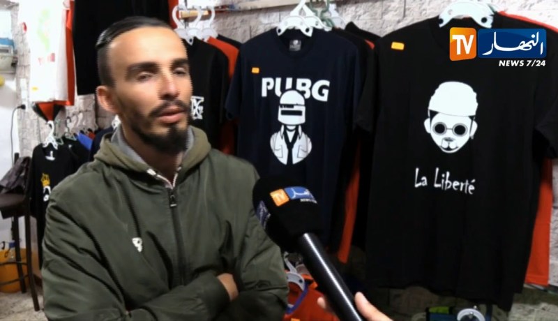 الكتابة على الملابس..ثقافة جديدة تستهوي الشباب