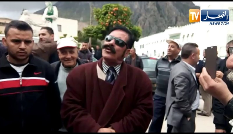 بجاية: شاهد “الموسطاش” زهير معوني مرشح لرئاسيات 18 أفريل الماضي يلقي كلمة !!