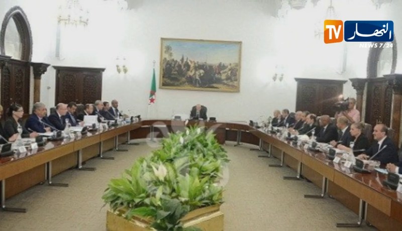 شاهد..بن صالح في يترأس أول إجتماع لمجلس الوزراء