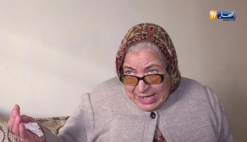 هكذا تتفنن أم هريرة ذات الـ 72 عاماٌ في ولوج عالم الإنترنت !