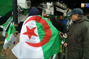 بداية الإستعدادات لمسيرة الجمعة الخامسة والراية الوطنية حاضرة بقوة بشوارع العاصمة