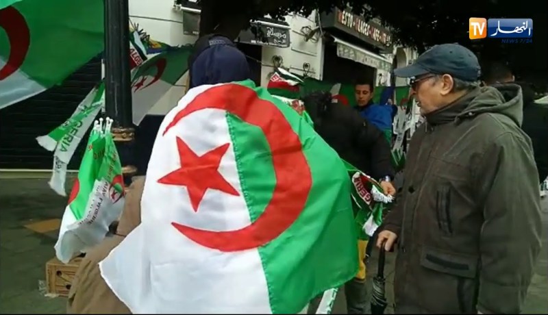 بداية الإستعدادات لمسيرة الجمعة الخامسة والراية الوطنية حاضرة بقوة بشوارع العاصمة