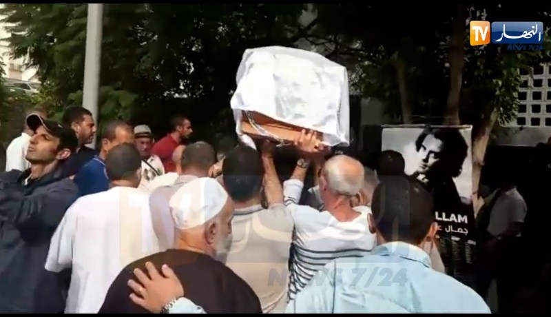 بجاية: لحظة وصول جثمان المرحوم جمال علام إلى بيته