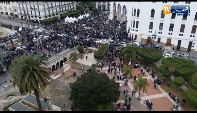 العاصمة: بداية التجمع والإستعداد لمسيرة الجمعة الخامسة