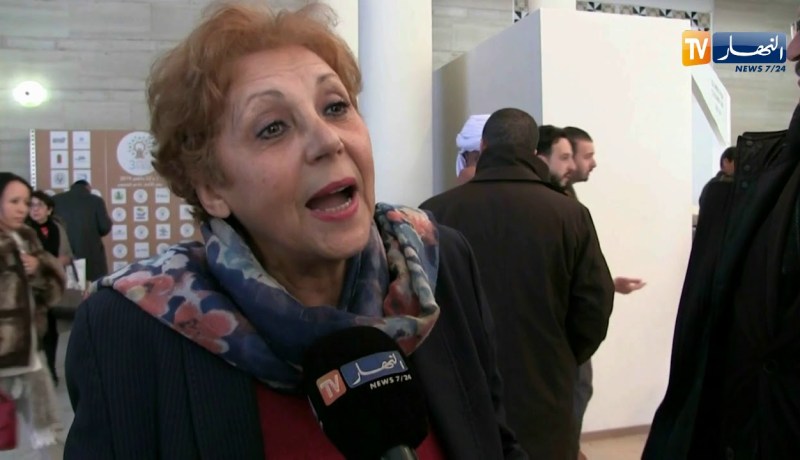 سياحة: هوس الهواتف النقالة.. الحدث الأبرز في توصيات الجلسات الوطنية !