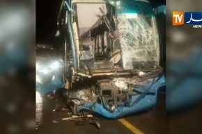 البليدة/ وفاة شخص وإصابة 11 آخرين في حادث إصطدام حافلة بشاحنة