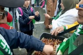 شاهد تلاحم الجزائريين…مواطن يوزع التمر على المتظاهرين بالعاصمة