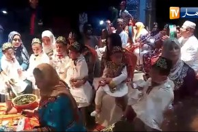 بجاية: شاهد غناء تقليدي في حفل ختان 120 طفل لجمعية الصومام – أقبو
