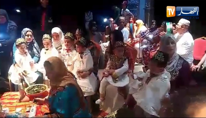 بجاية: شاهد غناء تقليدي في حفل ختان 120 طفل لجمعية الصومام – أقبو