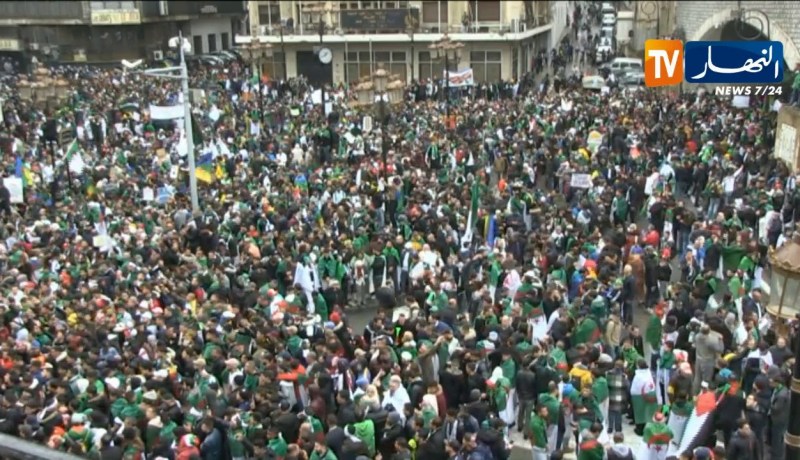 مسيرة مليونية للجمعة الخامسة على التوالي تحت شعارات مناهضة للتمديد وتأجيل الإنتخابات