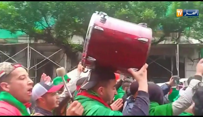 العاصمة/ شباب المسيرة تحت شعار “قولنا ترحلو يعني ترحلو..اووه اووه”