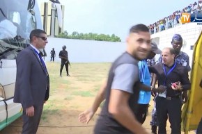 شاهد كيف إستقبل أنصار الطوغو اللاعب “محرز” بعد نزوله من الحافلة.. !!!