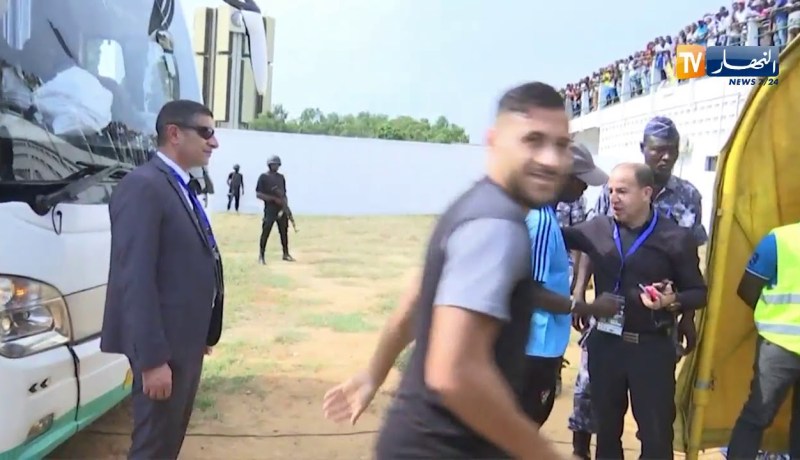 شاهد كيف إستقبل أنصار الطوغو اللاعب “محرز” بعد نزوله من الحافلة.. !!!
