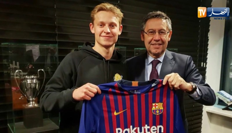 نادي برشلونة يضم رسميا لاعب أجاكس أمستردام دي يونغ