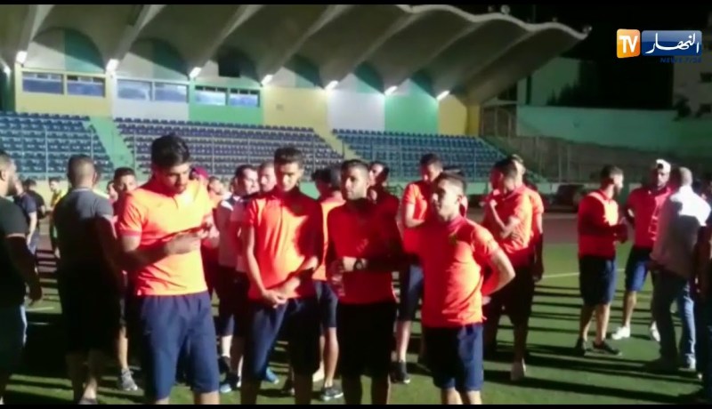 هكذا إستقبل الجمهور الرياضي بتيزي وزو اللاعبي الجدد لفريق شبيبة القبائل