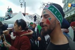 مجموعة من الفنانين التشكيليين يبدعون في طريقتهم الإحتجاجية في البريد المركزي