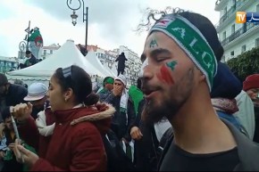 مجموعة من الفنانين التشكيليين يبدعون في طريقتهم الإحتجاجية في البريد المركزي