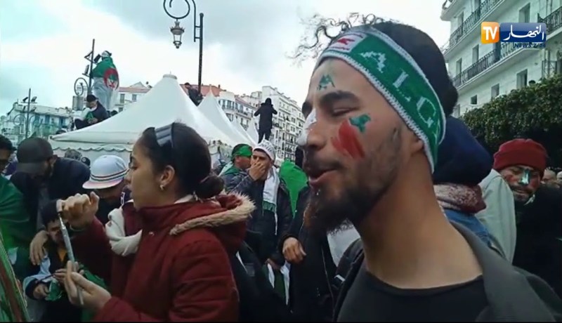 مجموعة من الفنانين التشكيليين يبدعون في طريقتهم الإحتجاجية في البريد المركزي