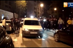 تجمهر الشعب أمام محكمة بئر مراد رايس بعد خروج علي حداد