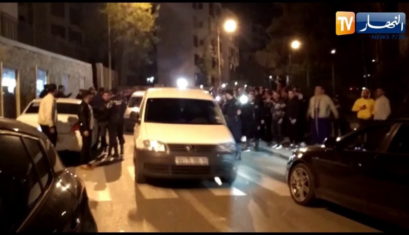 تجمهر الشعب أمام محكمة بئر مراد رايس بعد خروج علي حداد