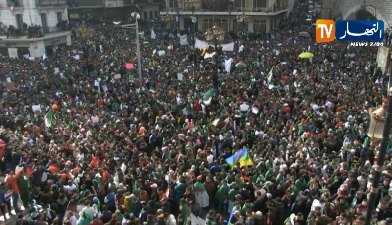 الجزائريين لم تمنعهم الأمطار من مواصلة حراكهم السلمي..شعارات موحدة “ترحلو يعني ترحلو”